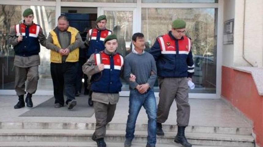 Yakalanmamak I&ccedil;in &Ccedil;aldıkları Ke&ccedil;ileri Kesip K&ouml;peklere Yedirmeye Kalkıştılar