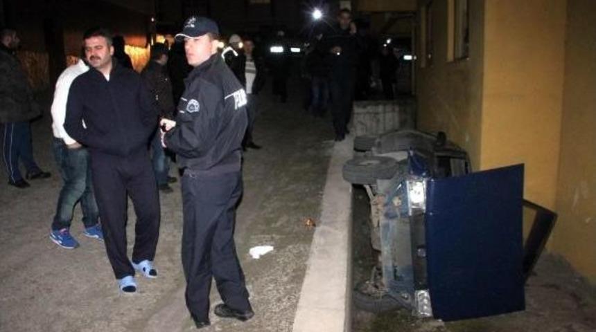 Apartman Boşluğuna D&uuml;şen Otomobilin S&uuml;r&uuml;c&uuml;s&uuml; Yaralandı