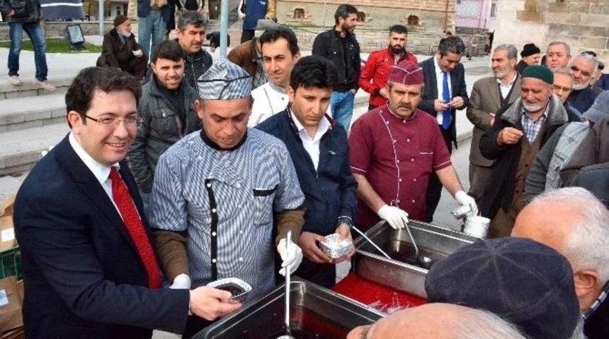 Belediye Şehitler Anısına &Uuml;z&uuml;m Hoşafı Ve Ekmek Dağıttı