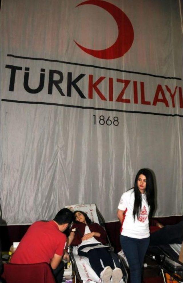 Üniversitede 1 Günde 1915 Ünite Kan Toplandı