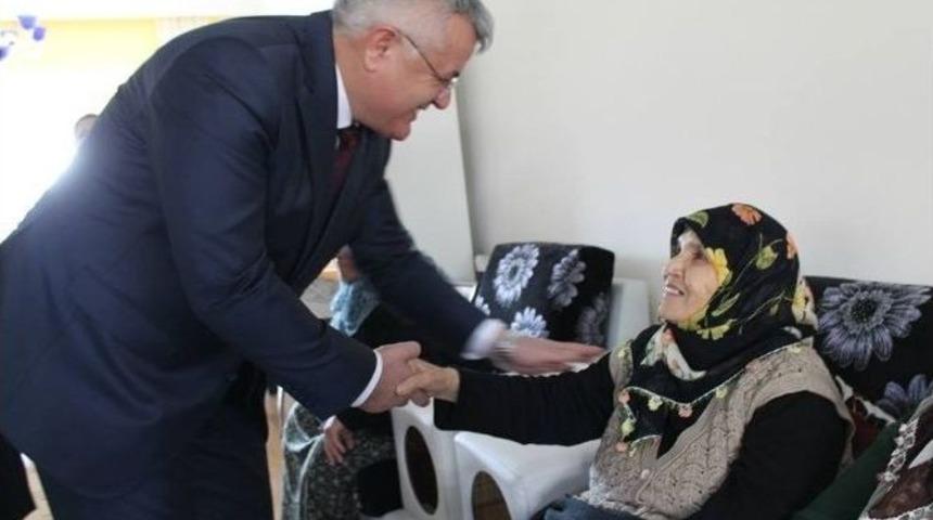 Ak Parti&rsquo;li Altıntaş Yaşlıları Unutmadı