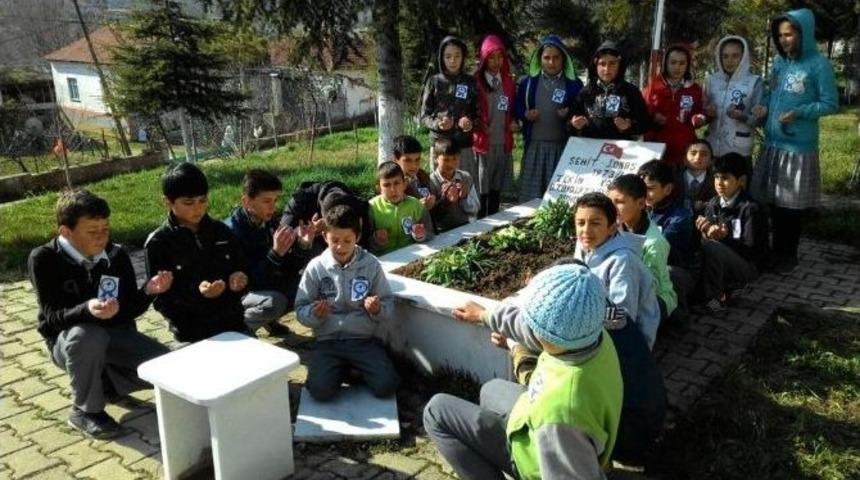 &Ouml;ğrenciler Şehit Kabrini Ziyaret Etti