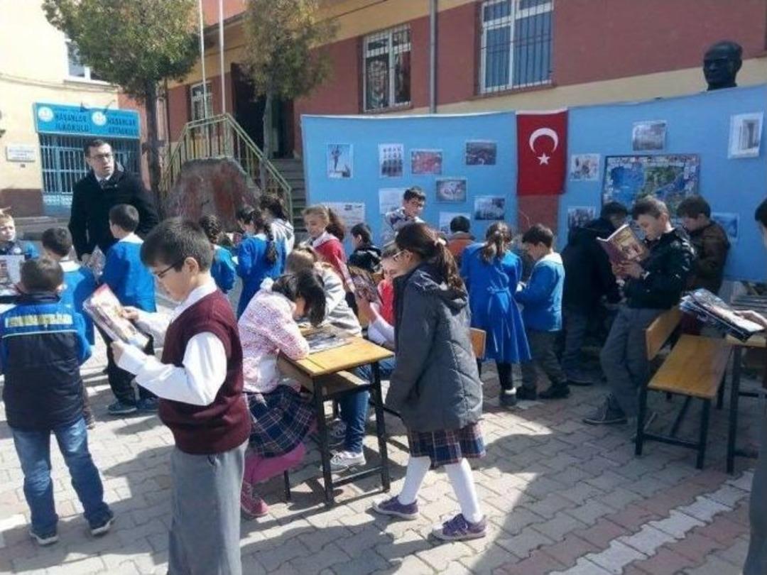 Okul Bah&ccedil;esine &Ccedil;anakkale K&uuml;t&uuml;phanesi