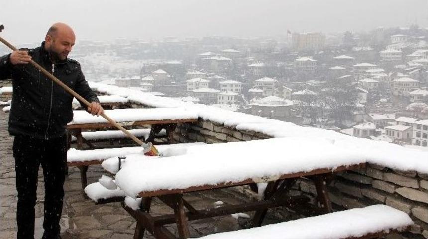 Karab&uuml;kl&uuml;ler G&uuml;ne Beyaz &Ouml;rt&uuml;yle Uyandı