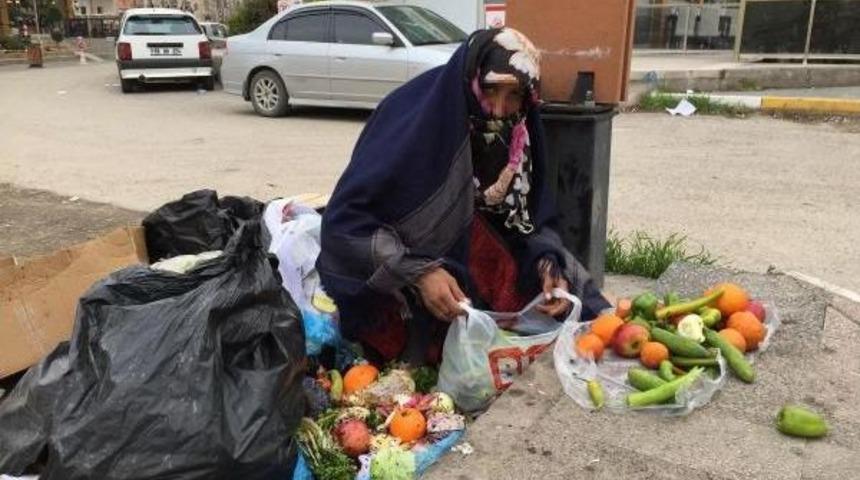 &Ccedil;ocuğu I&ccedil;in &Ccedil;&ouml;pten Sebze Ve Meyve Topluyor