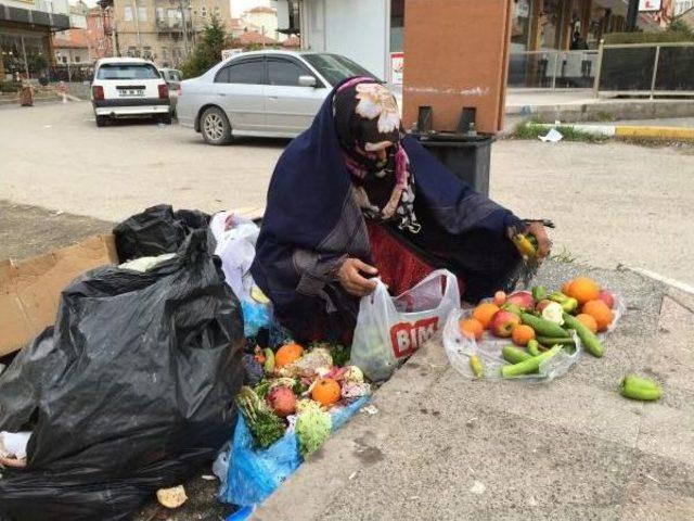 Çocuğu Için Çöpten Sebze Ve Meyve Topluyor