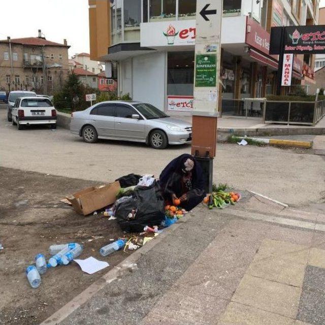 Çocuğu Için Çöpten Sebze Ve Meyve Topluyor