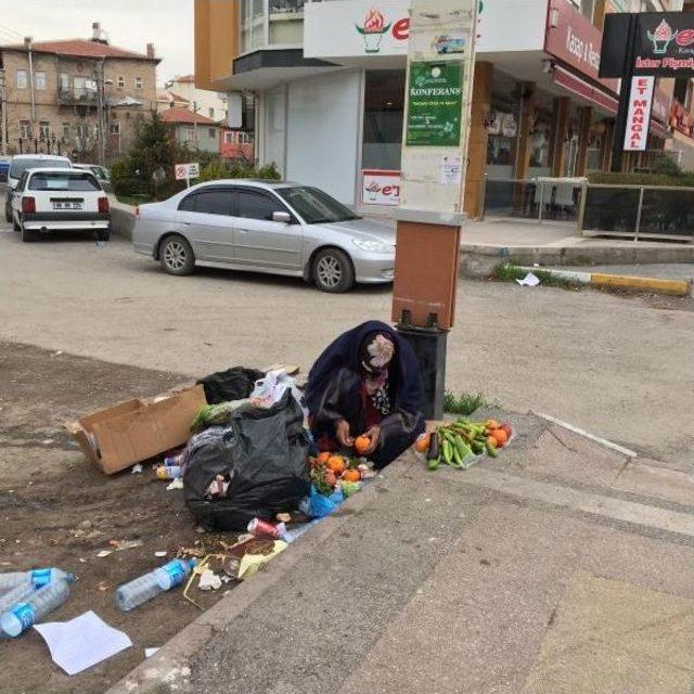 Çocuğu Için Çöpten Sebze Ve Meyve Topluyor