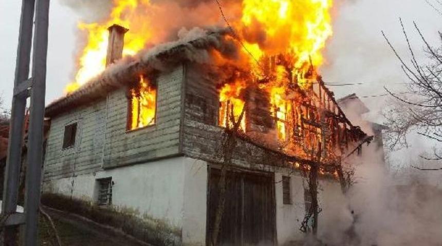 2 Katlı Ahşap Ev Yandı