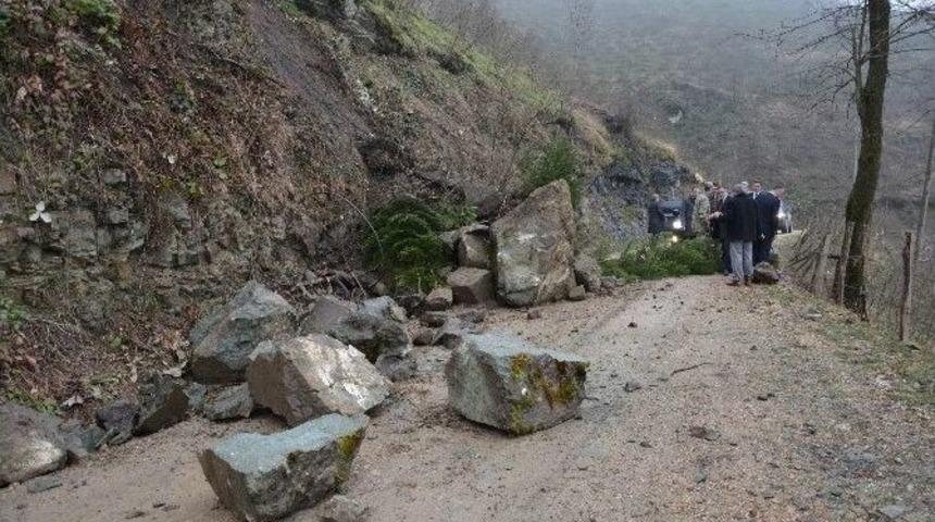 Yama&ccedil;tan Kopan Kaya Par&ccedil;aları Yolu Kapattı