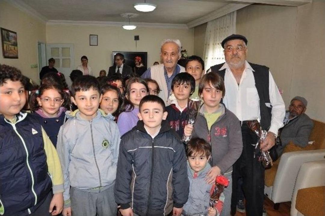 Har&ccedil;lıklarıyla Huzurevindeki Yaşlılara Elektrikli S&uuml;p&uuml;rge Aldılar