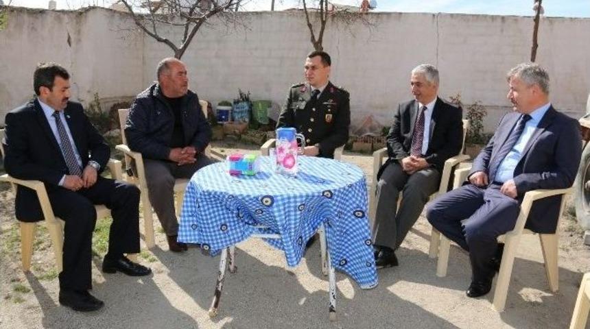 Saruhanlı Protokol&uuml;nden Şehit Ailesine Ziyaret