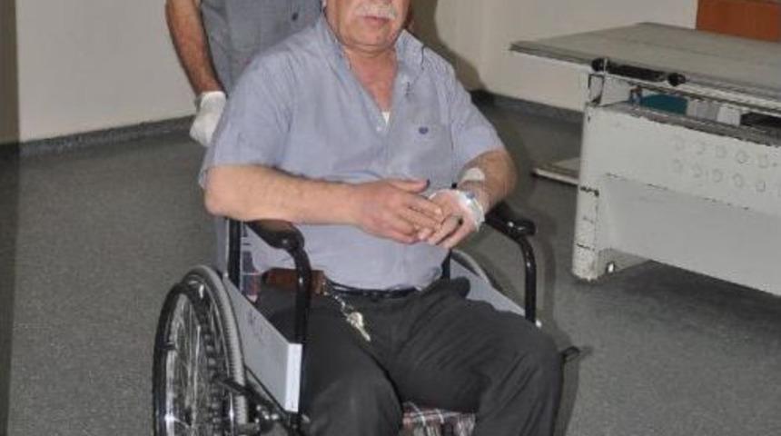 Uyanmayan Oğlunu &Ouml;ld&uuml; Sanınca Doktoru Sopayla D&ouml;vd&uuml;