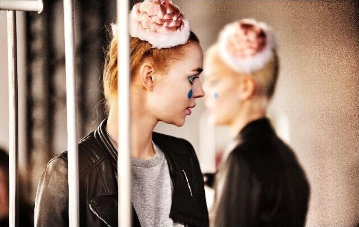 Fashıon Week&rsquo;in Sahne Arkasından &Ccedil;arpıcı Kareler