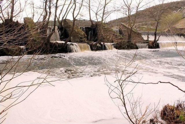 Manyas&rsquo;taki Dereden K&ouml;p&uuml;k Ve Kızıl Su Akıyor 1