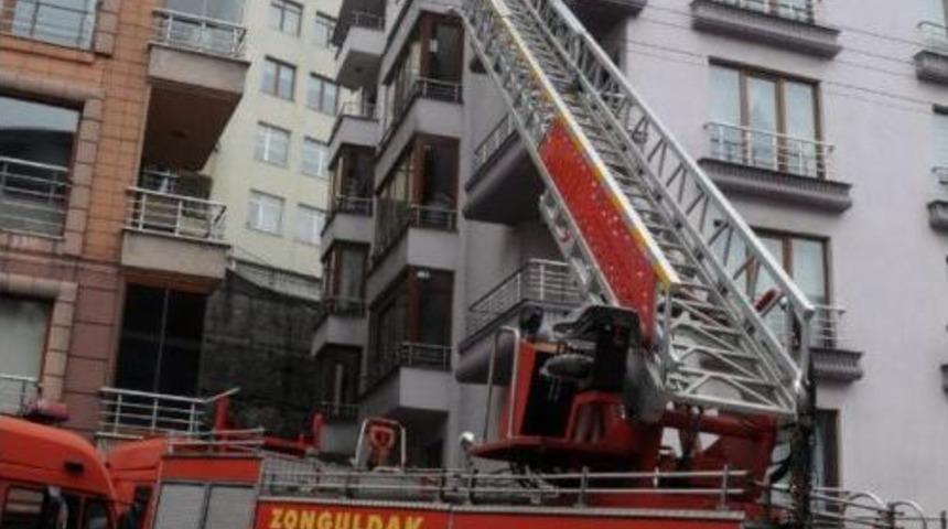 5 Katlı Apartmanda &Ccedil;atı Yangını
