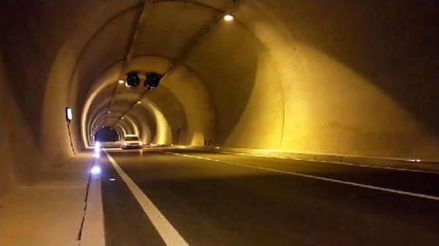 Bakan Elvan ın A&ccedil;tığı T&uuml;nelin Fan Ve Acil Yardım Telefonları S&ouml;k&uuml;ld&uuml; 3