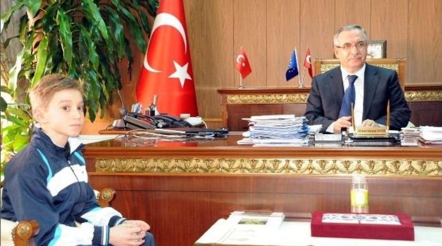 Vali Nayir Başarılı Sporcuları &Ouml;d&uuml;llendirdi