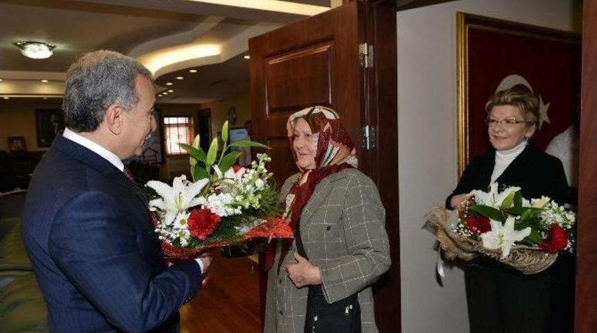 Yaşlılardan Vali B&uuml;y&uuml;k&rsquo;e Ziyaret