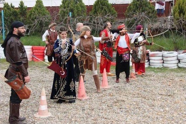 Bursa&rsquo;da Ok Atmayı &Ouml;ğrenip İzmir&rsquo;de Şampiyon Oldular 1