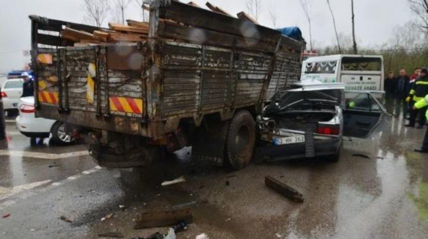 &Ccedil;arşamba&rsquo;da Kaza: 2 &Ouml;l&uuml;, 1 Yaralı