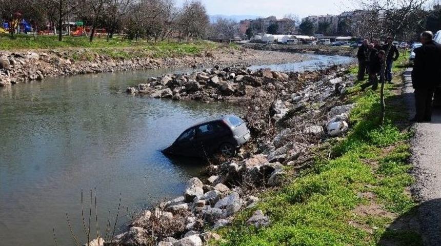 El Frenini &Ccedil;ekmeyi Unuttuğu Otomobilini Derede Buldu