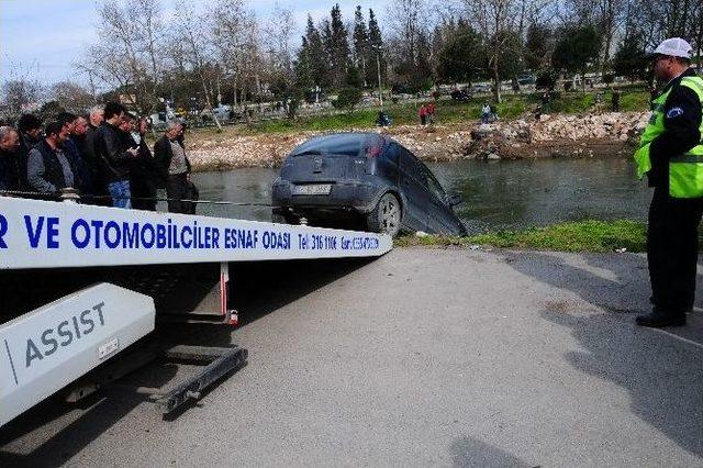 El Frenini Çekmeyi Unuttuğu Otomobilini Derede Buldu