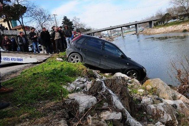 El Frenini Çekmeyi Unuttuğu Otomobilini Derede Buldu