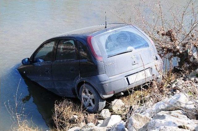 El Frenini Çekmeyi Unuttuğu Otomobilini Derede Buldu