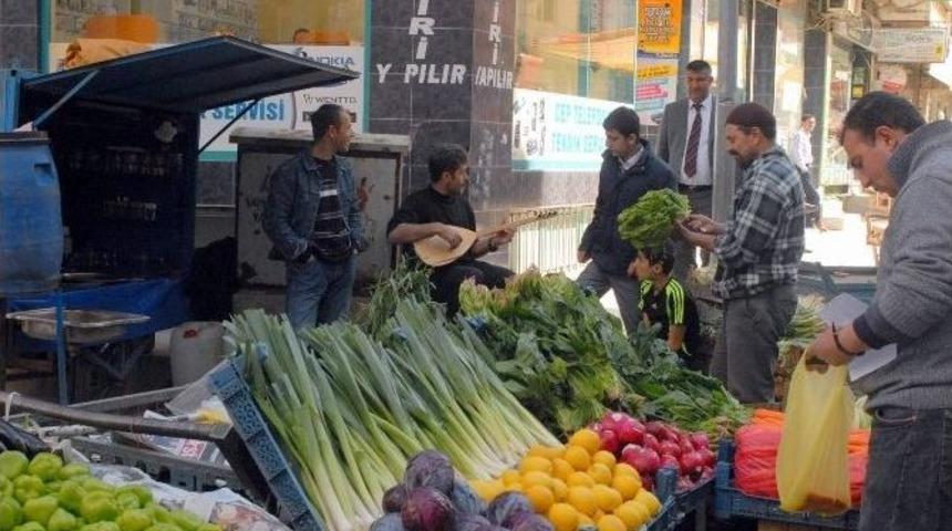 Hem Saz &Ccedil;alıyor Hem Sebze Satıyor