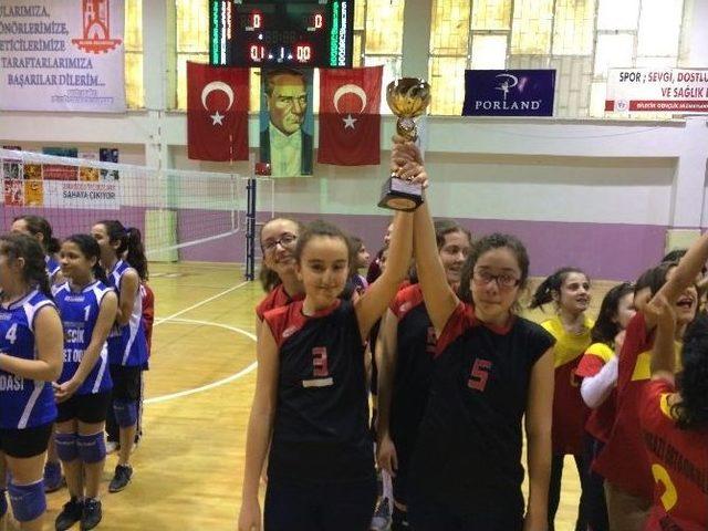 Bozüyük M. Akif Ersoy Ortaokulu Takımı Voleybol Şampiyonasında 2’nci Oldu