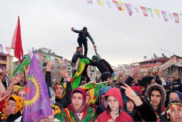 Şırnak'ta Nevruz Kutlamasında 4 Polis Ile 1 Çocuk Yaralandı