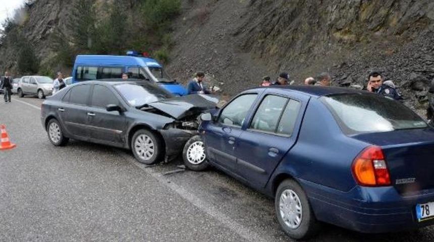 Karabük'te 2 Otomobil Çarpıştı: 3 Yaralı