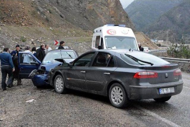 Karabük'te 2 Otomobil Çarpıştı: 3 Yaralı