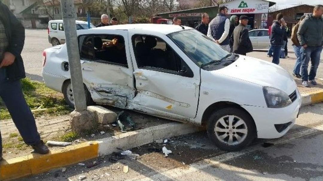 Hatalı D&ouml;n&uuml;ş Kazaya Neden Oldu: 4 Yaralı