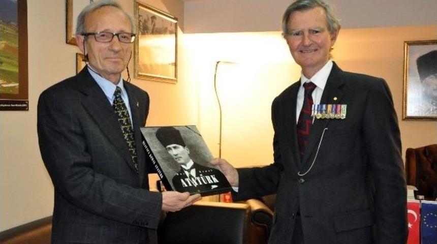 Avusturyalı Tarih&ccedil;i Atat&uuml;rk&rsquo;&uuml;n Karşısında Asker Selamı Verdi