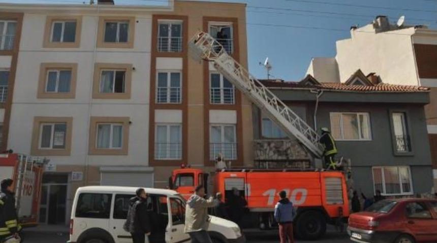 Evde Kilitli Kalan 13 Yaşındaki Kızı Itfaiye Ekipleri 3'&uuml;nc&uuml; Kattan Indirdi