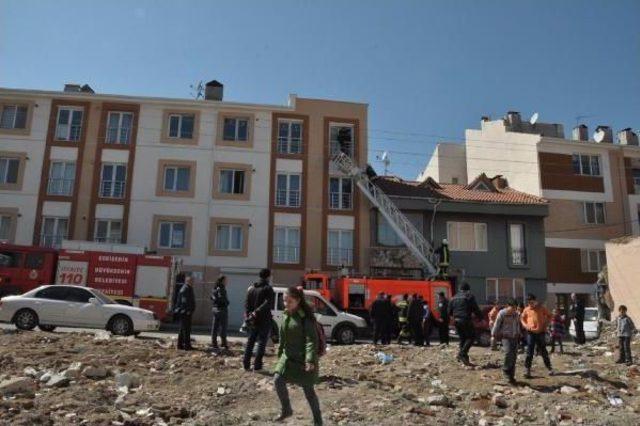 Evde Kilitli Kalan 13 Yaşındaki Kızı Itfaiye Ekipleri 3 &uuml;nc&uuml; Kattan Indirdi 1