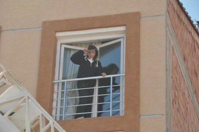 Evde Kilitli Kalan 13 Yaşındaki Kızı Itfaiye Ekipleri 3 &uuml;nc&uuml; Kattan Indirdi 2