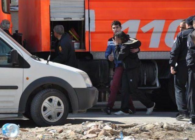 Evde Kilitli Kalan 13 Yaşındaki Kızı Itfaiye Ekipleri 3 &uuml;nc&uuml; Kattan Indirdi 3