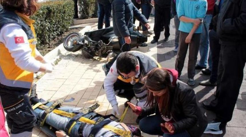 Bisiklet Yolunda Motosiklet Kazası: 2 Yaralı