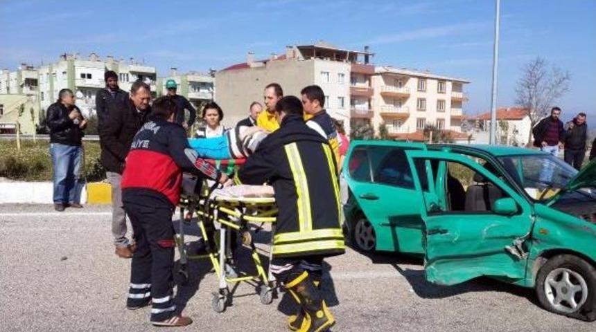 Kavşakta Iki Otomobil &Ccedil;arpıştı: 1'i Hamile 7 Yaralı