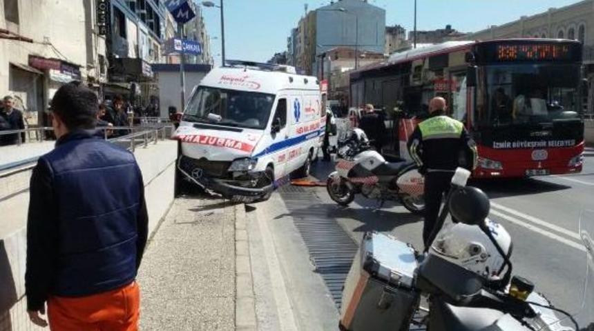 Hasta Nakil Ambulansı Kaza Yaptı: 3 Yaralı