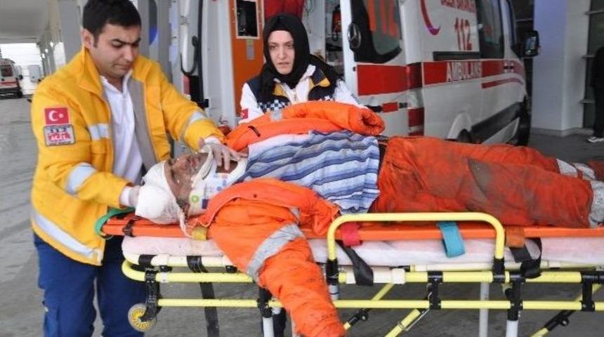 Yol Kenarında &Ccedil;alışan İş&ccedil;ilere Otomobil &Ccedil;arptı: 1 &Ouml;l&uuml;, 2 Yaralı