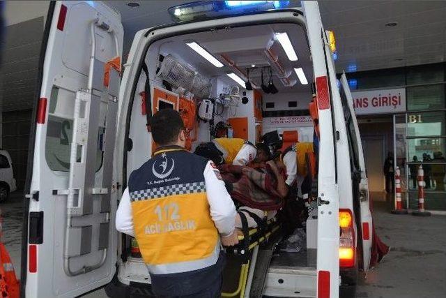 Yol Kenarında &Ccedil;alışan İş&ccedil;ilere Otomobil &Ccedil;arptı: 1 &Ouml;l&uuml;, 2 Yaralı 1