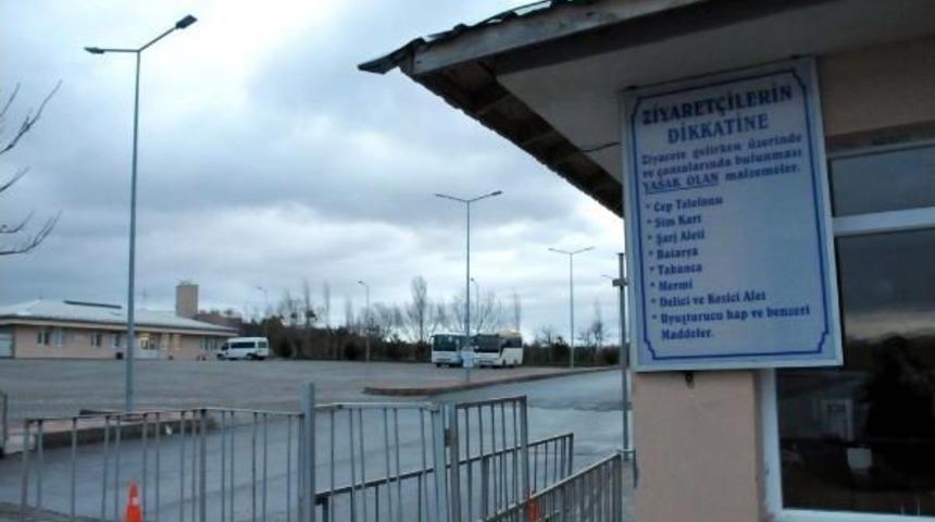 Cezaevine Ziyarete Gelen Eşinin Boğazını Kesip &Ouml;ld&uuml;rd&uuml;