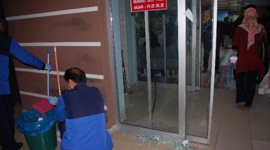 Hasta Yakını, Hastane Camlarını Kırdı