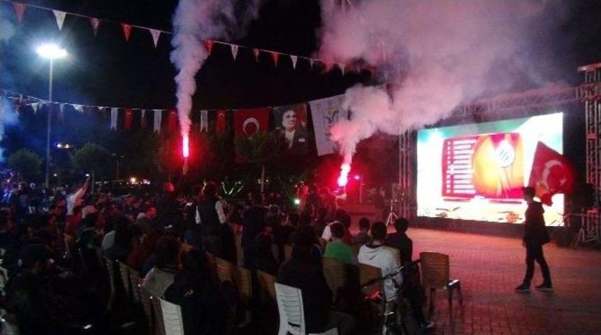 Beşiktaş, Brugge Ma&ccedil;ı Dev Ekranda İzlendi