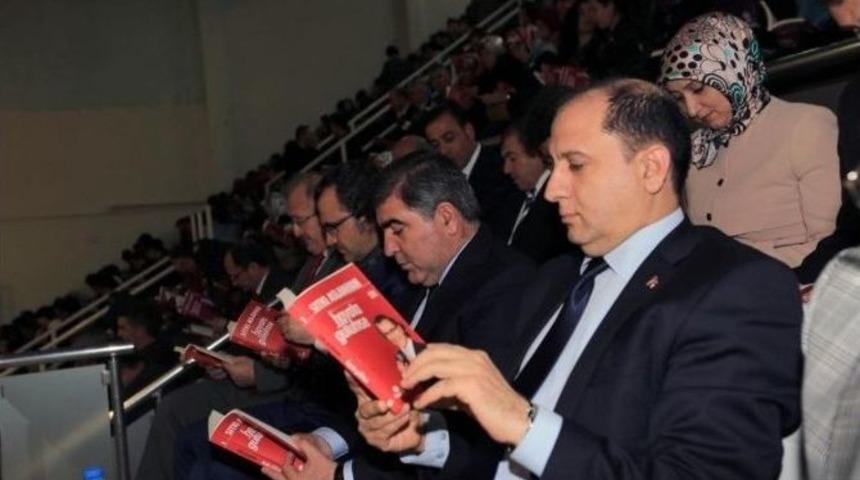 Salondaki Herkes Aynı Kitabı Okudu