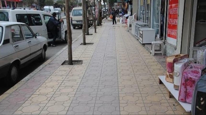 Kent Mnerkezindeki Kaldırım İşgali &Ouml;nleniyor